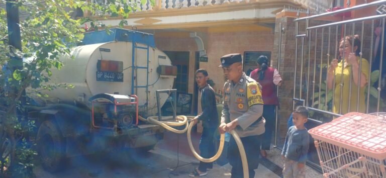 Polsek Batu Ampar Amankan Pendistribusian Air Bersih Hari Ke-11 di Kelurahan Tanjung Sengkuang