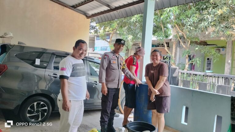 Polsek Sekupang Laksanakan Pengamanan Pendistribusian Air Bersih Bagi Warga Terdampak Gangguan Air di Patam Lestari
