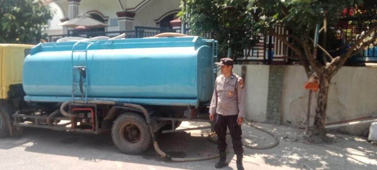 POLDA KEPRI TURUN TANGAN BANTU MASYARAKAT DALAM PENYEDIAAN AIR BERSIH HARI KE-10 DI TANJUNG SENGKUANG BERJALAN KONDUSIF