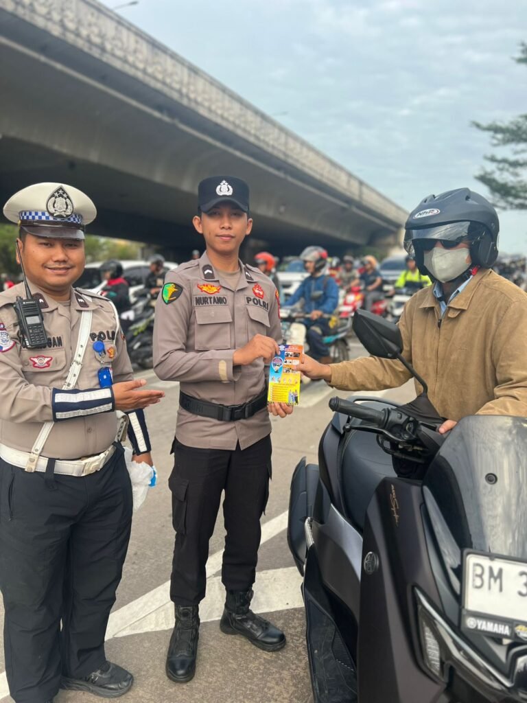 Satlantas Polresta Barelang Laksanakan Himbauan Tertib Berlalu Lintas dan Pembagian Brosur Ops Keselamatan Seligi 2026 di Simpang Laluan Madani
