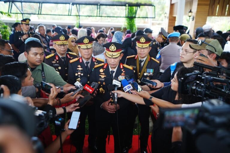 Hadiri Pemakaman, Kapolri: Pesan Eyang Meri Jadi Inspirasi dan Semangat Keluarga Besar Polri 
