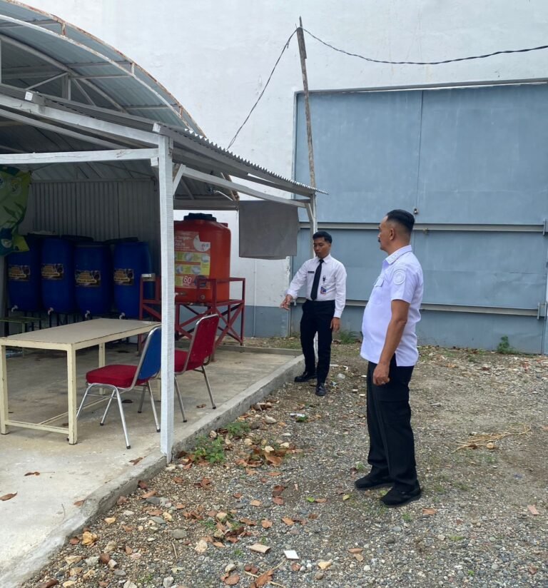 Kalapas Banda Aceh Awasi Langsung Kegiatan Pengolahan Pupuk Organik oleh Warga Binaan