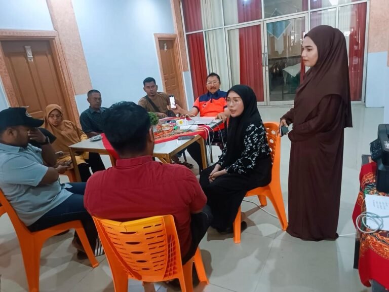 Sekdes Gampong Jawa dan staf perangkat desa juga kadus Tanpa Letih Bantu Warga.