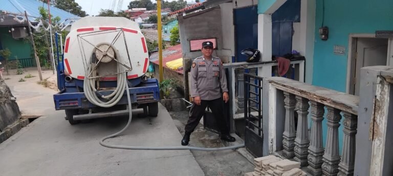 Polsek Batu Ampar Amankan Distribusi Air Bersih Hari Ke-13 bagi Warga Tanjung Sengkuang