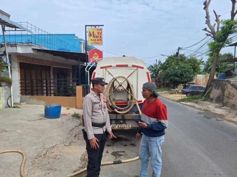 POLDA KEPRI TERJUN LANGSUNG KAWAL DISTRIBUSI AIR BERSIH UNTUK WARGA TANJUNG SENGKUANG HARI KE-12