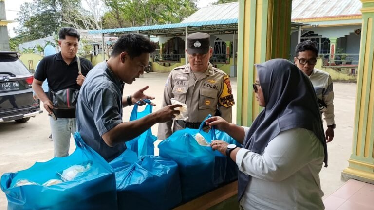 Tempuh Perjalanan Dua Jam, Jurnalis dan Polisi Bawa Jumat Berkah ke Rempang Galang