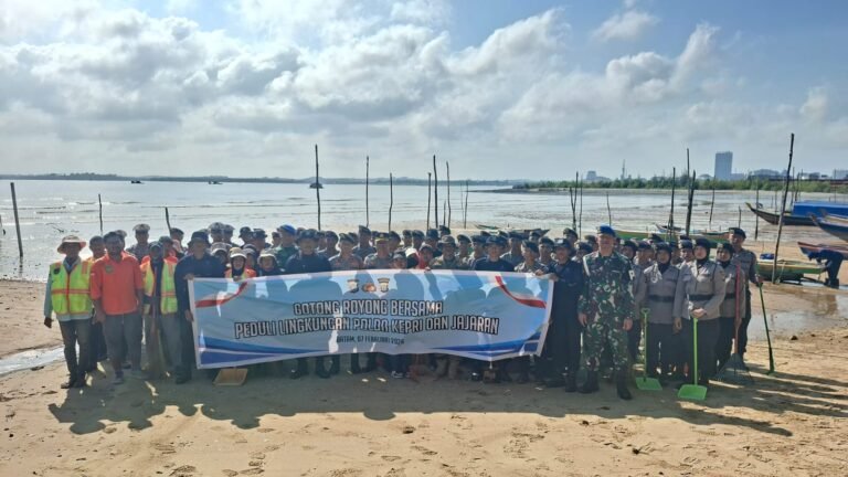 Polresta Barelang Bersama Polda Kepri dan Forkopimda Kota Batam Tindak Lanjuti Arahan Presiden melalui Aksi Gotong Royong Gerakan Indonesia ASRI