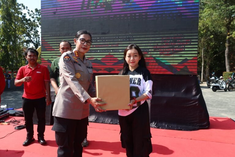 WAKILI KAPOLDA KEPRI, KABIDHUMAS MENERIMA PLAKAT SAHABAT PERS PWI 2026 DI TANJUNGPINANG