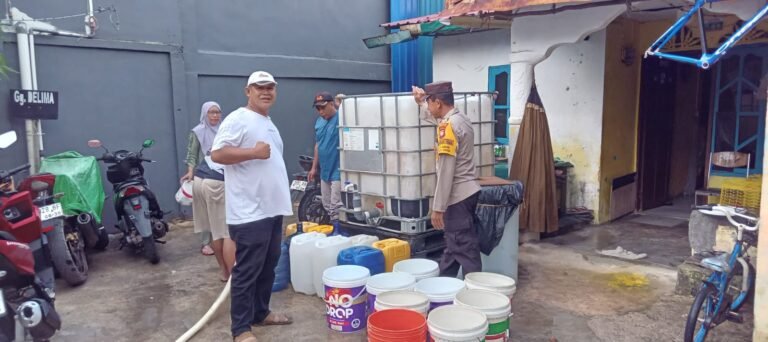 POLDA KEPRI TERJUN LANGSUNG PENUHI AIR BERSIH WARGA TANJUNG SENGKUANG HARI KE-13–16