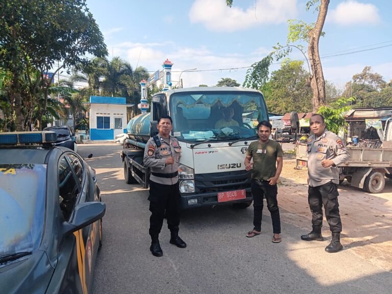 Polsek Batu Ampar Laksanakan Pengamanan Hari Ke-17 Pendistribusian Air Bersih di Kelurahan Tanjung Sengkuang