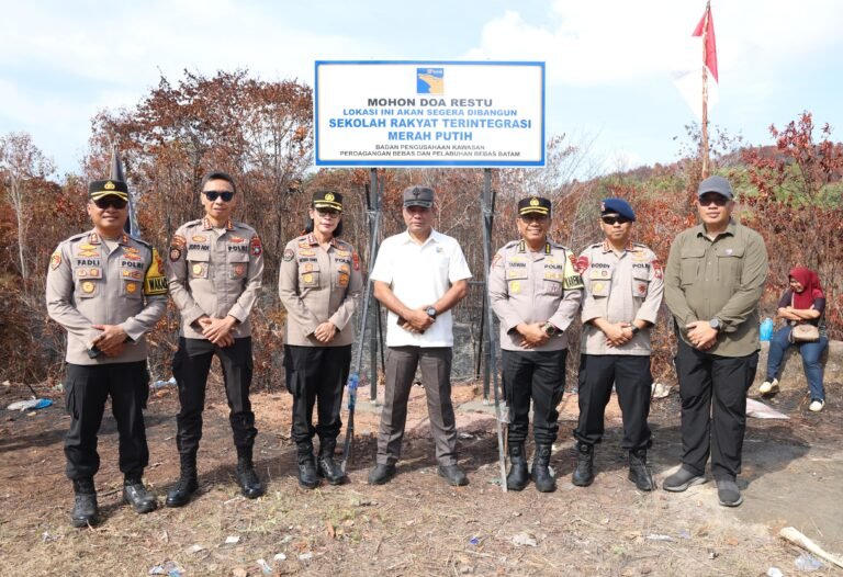 POLDA KEPRI HADIR AMANKAN PEMASANGAN PLANK SEKOLAH MERAH PUTIH DI PULAU REMPANG