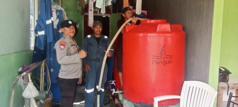 Polsek Batu Ampar Laksanakan Pengamanan Hari Ke-18 Pendistribusian Air Bersih di Kelurahan Tanjung Sengkuang