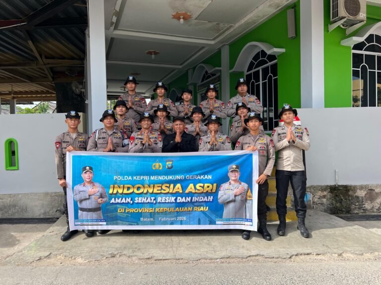 POLDA KEPRI GELAR BAKTI KEBERSIHAN DI RUMAH IBADAH DAN LINGKUNGAN PENDIDIKAN DUKUNG GERAKAN INDONESIA ASRI
