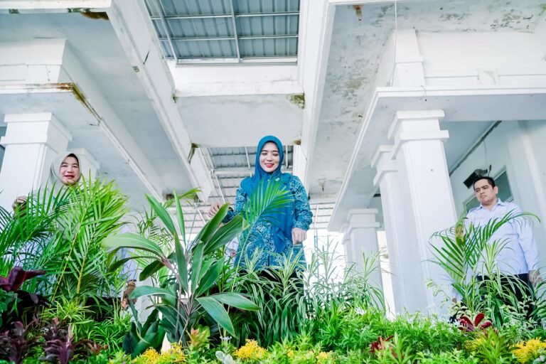 RSUD SAAS Peureulak Terima Puluhan Pot Bunga Dari Istri Wakil Bupati.