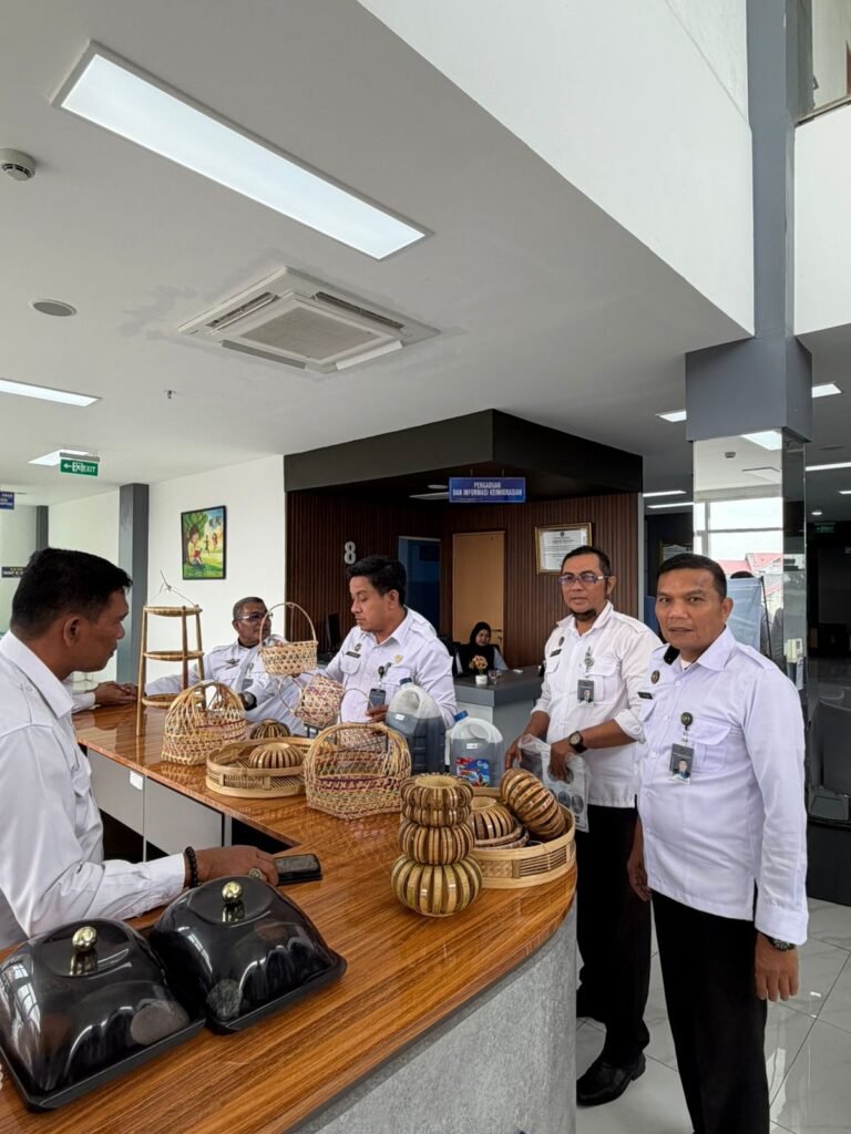 Penyerahan Display Karya WBP Lapas Kelas’ IIA Banda Aceh Di Imigrasi Banda Aceh Oleh Staf Bimker.