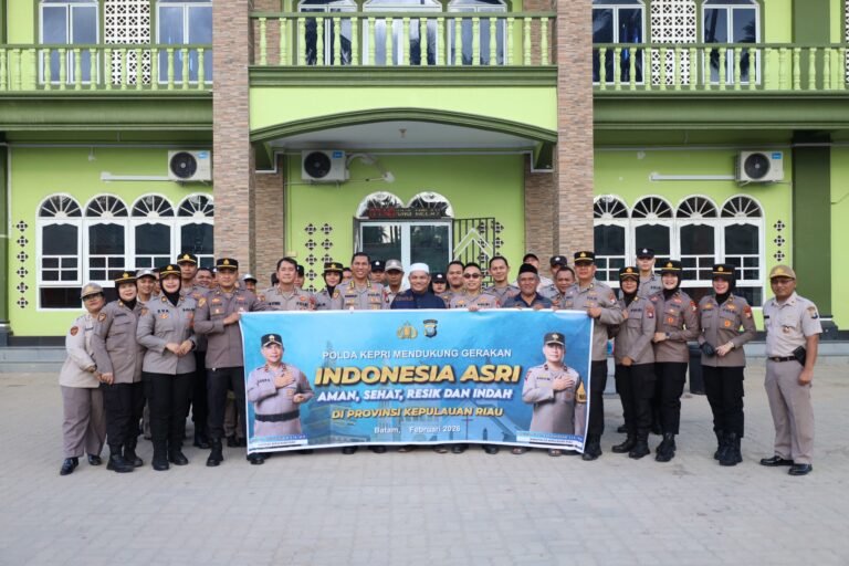 POLDA KEPRI LAKSANAKAN BAKTI KEBERSIHAN SERENTAK DI SEKOLAH DAN MASJID DUKUNG GERAKAN INDONESIA ASRI