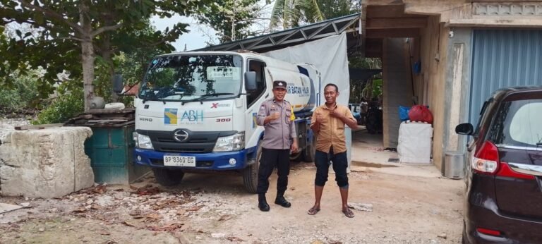 POLDA KEPRI TURUN TANGAN DUKUNG PEMENUHAN AIR BERSIH DAN IMBAU WARGA BATAM JAGA KAMTIBMAS