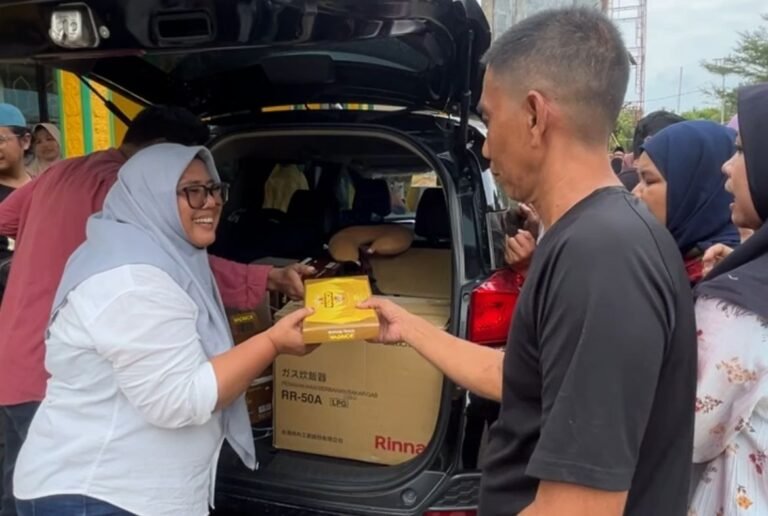 Jurnalis Batam Berbagi Kehangatan di Sembulang, Ratusan Sarung dan Mukena Dibagikan Jelang Ramadan
