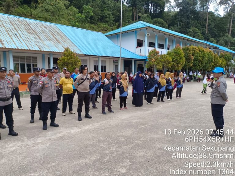 Polsek Sekupang dan Sat Intelkam Polresta Barelang Gelar Gotong Royong Wujudkan Sekolah dan Tempat Ibadah Bersih serta Nyaman