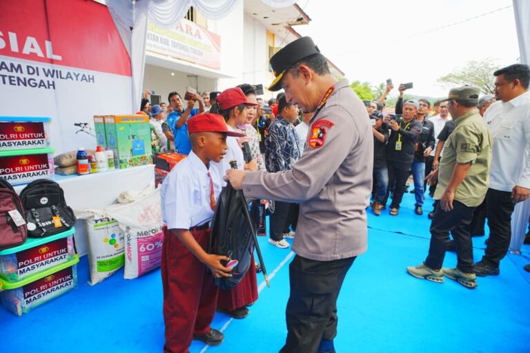 Tinjau Hunian Sementara Korban Bencana di Tapteng, Kapolri-Ketua Komisi IV Salurkan 16 Truk Bantuan Kemanusiaan