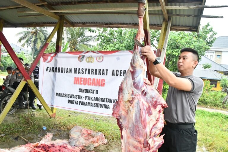 Mahasiswa STIK Lemdiklat Polri Serahkan Hewan Meugang untuk Warga Huntara, Aceh Timur