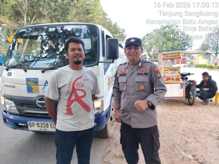 Polsek Batu Ampar Kawal Distribusi Air Bersih Hari Ke-25, Pastikan Bantuan Pemerintah Tersalurkan Aman dan Tepat Sasaran di Batu Ampar