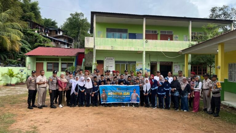 Polresta Barelang Gelar Bakti Kebersihan Untuk Ciptakan Lingkungan Sekolah Bersih, Nyaman, dan Sehat