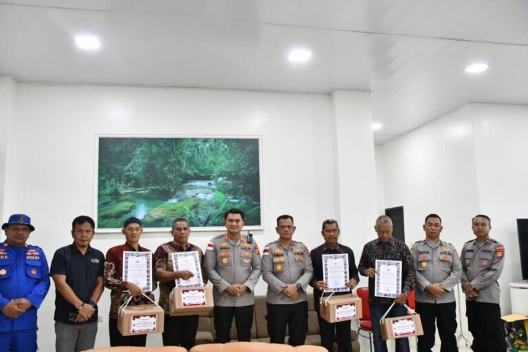 Kapolres Aceh Timur Serahkan Penghargaan Kapolda Aceh kepada Purnawirawan