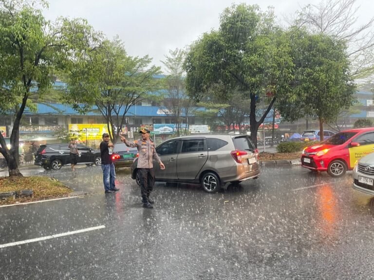 Kapolsek Lubuk Baja Turun Langsung, Polisi Bantu Warga Saat Banjir di Jalan Raya Winsor Batam