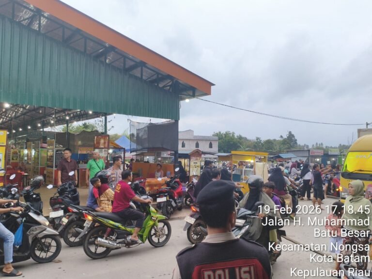 Beri Rasa Aman Warga Berburu Takjil, Personel Polsek Nongsa Terjun ke Lokasi Pasar Tumpah