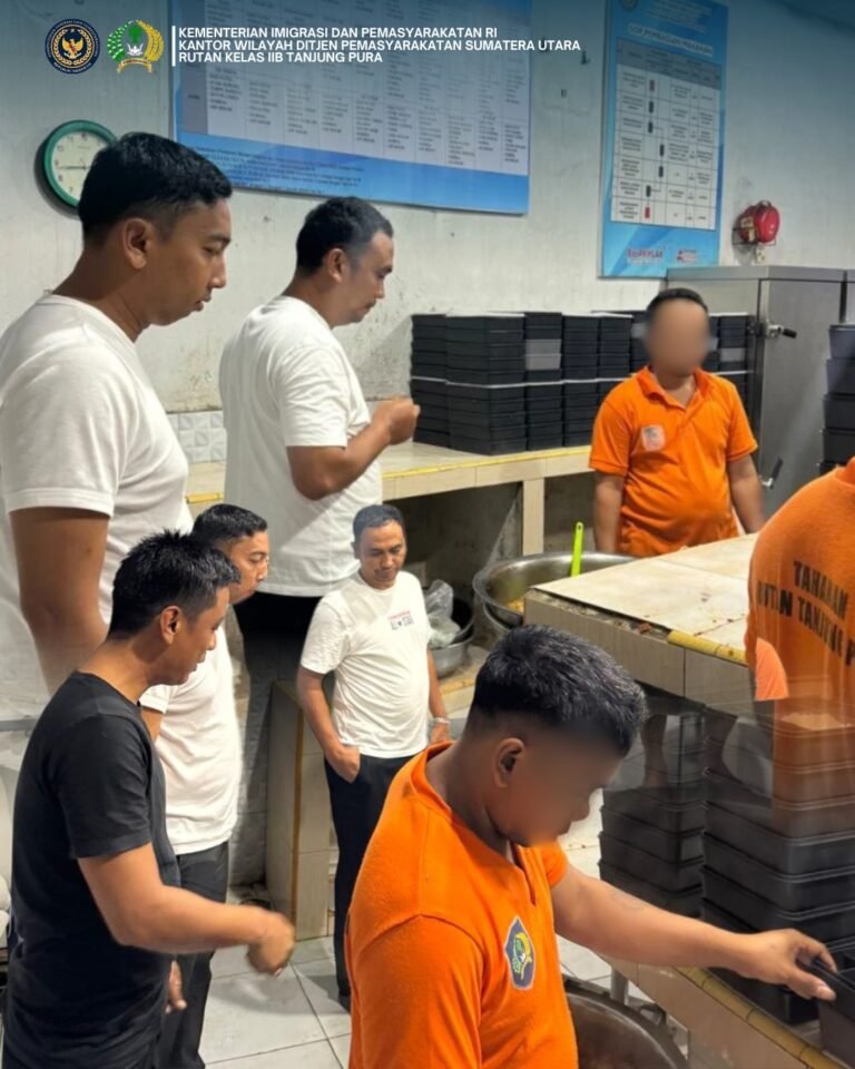 Pastikan Kegiatan Berjalan Lancar Karutan Tanjung Pura Beserta Jajaran Kontrol Area Dapur dan Bagikan Makanan Sahur Untuk Warga Binaan
