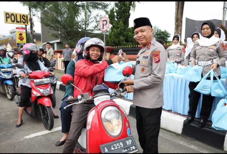 Dibulan Penuh Berkah, Kapolda Banten Berbagi Takjil untuk Pengguna Jalan
