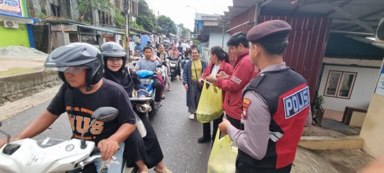 Satreskrim Polresta Barelang Bagi Nasi ke Warga Tanjunguma, 150 Kotak Ludes Jelang Berbuka