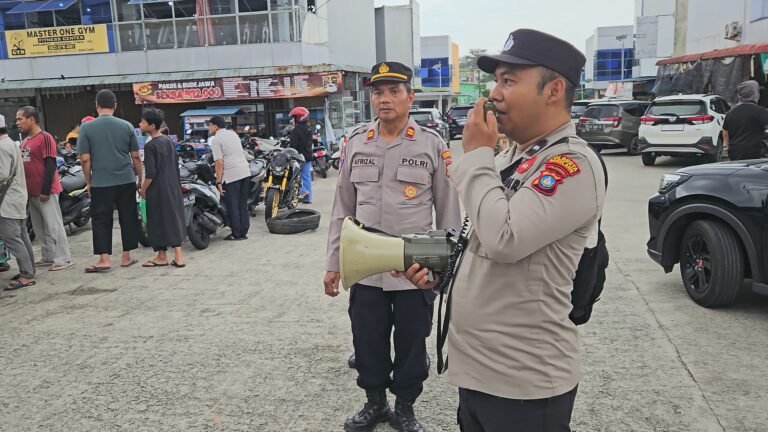 Sat Binmas Polresta Barelang Berikan Himbauan Kamtibmas Kepada Masyarakat di Pasar Bazar Ramadhan Mall Botania II