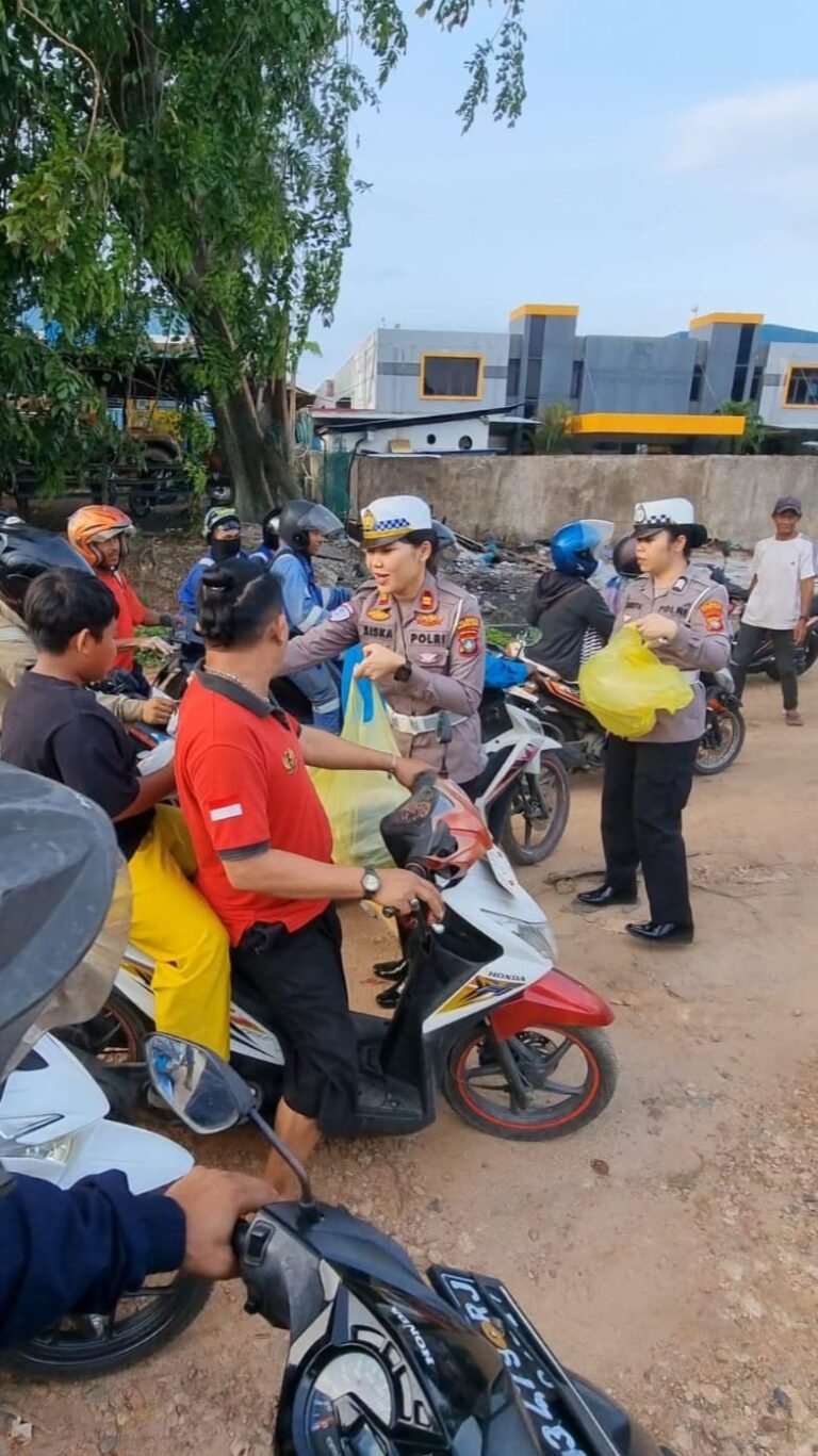 Satlantas Polresta Barelang Bagikan 150 Box Nasi di Kawasan Batu Ampar Menjelang Buka puasa. 