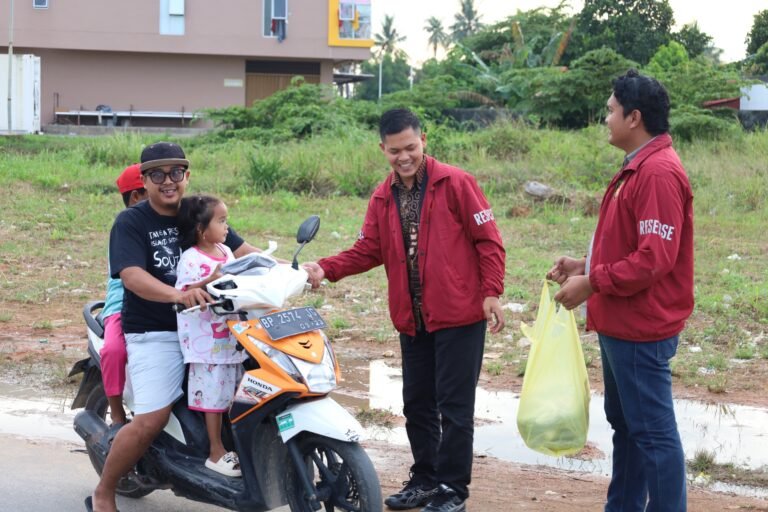 Polresta Barelang Bersama Wartawan Bagikan Nasi Kotak Kepada Masyarakat Di Batu Besar