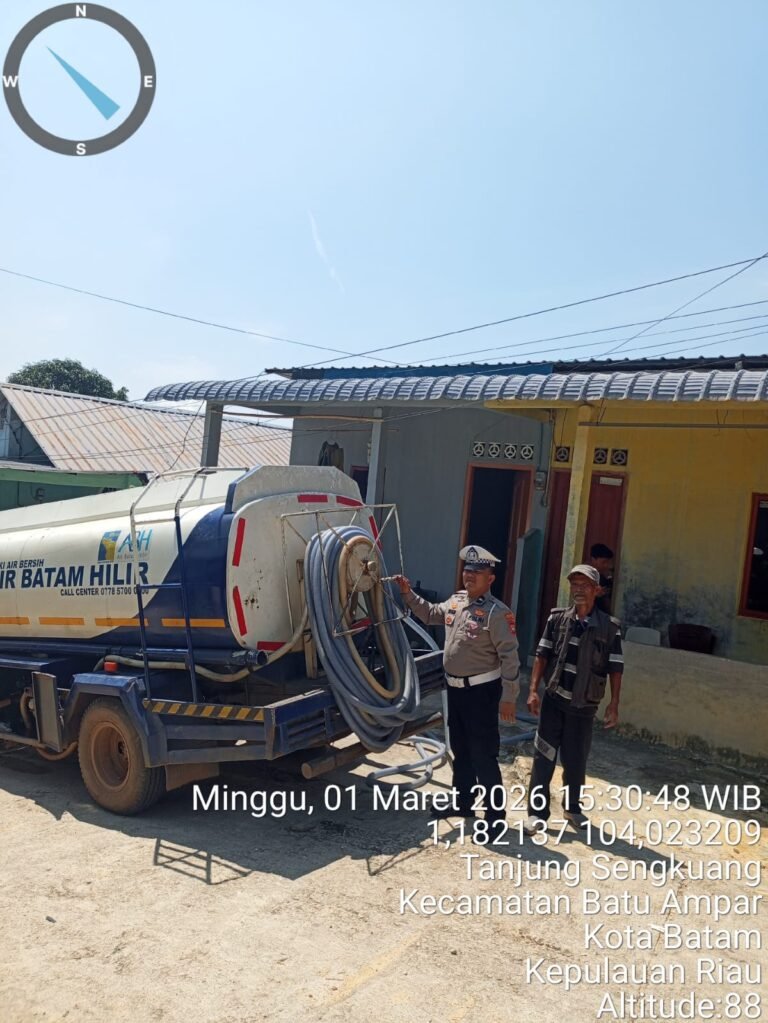 Polsek Batu Ampar Laksanakan Pengamanan Hari Ke-38 Distribusi Air Bersih Pemerintah di Tanjung Sengkuang dan Batu Merah