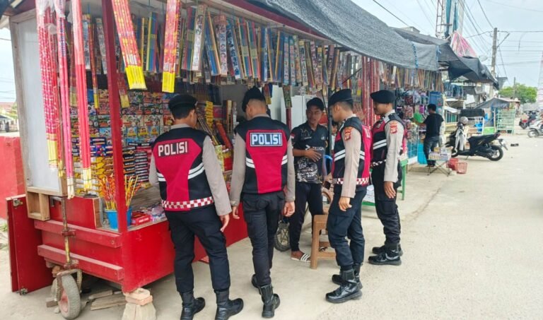 Upaya Preventif, Satsamapta Polres Aceh Timur Sampaikan Imbauan Humanis kepada Pedagang Petasan