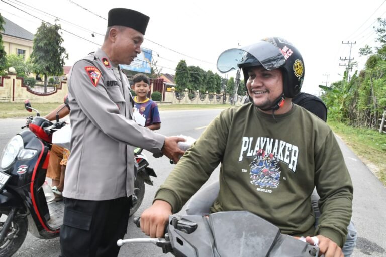 200 Paket Takjil Dibagikan Polres Aceh Timur untuk Pengguna Jalan
