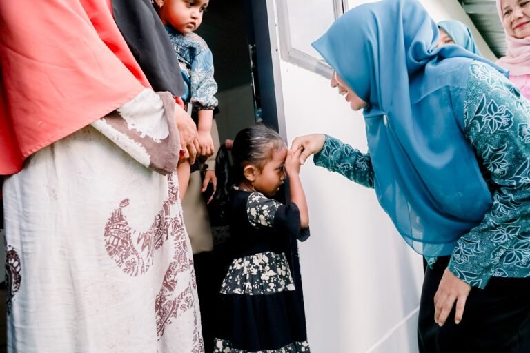 Ny. Erni Handayani Salurkan Bantuan Kepada Penghuni Huntara di Desa Blang Nie, Kec Simpang Ulim.