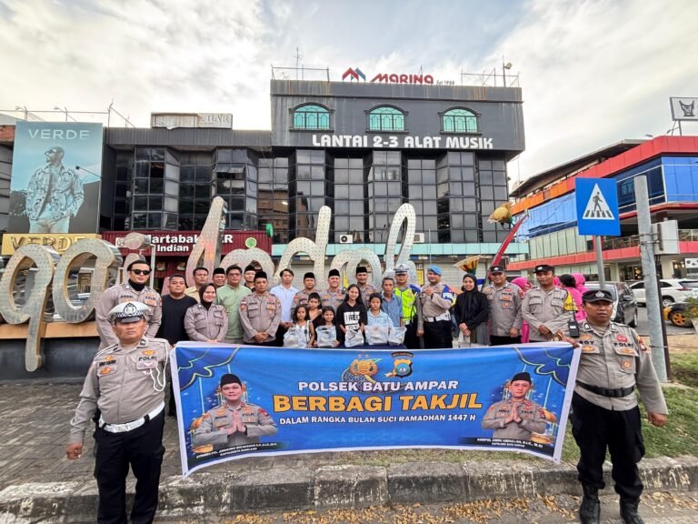 Ramadhan Penuh Kepedulian, Polsek Batu Ampar dan Bhayangkari Berbagi Takjil kepada Masyarakat