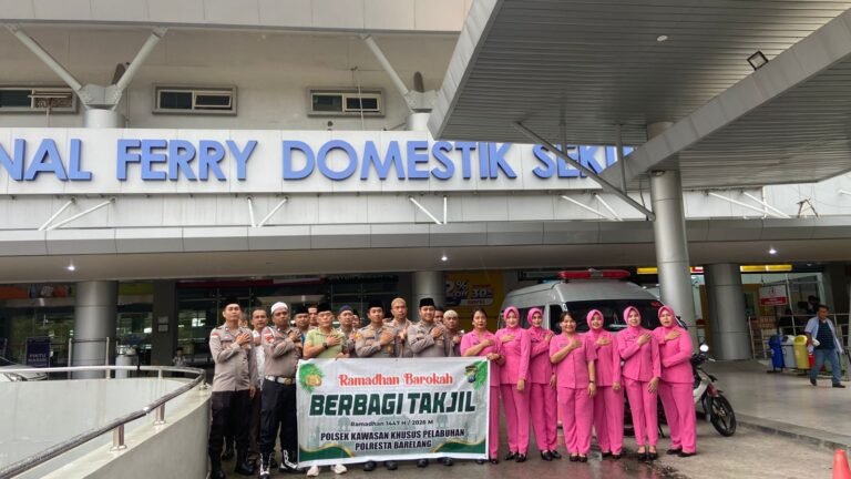 Kapolsek KKP Bersama Personel dan Bhayangkari Bagikan Takjil kepada Masyarakat di Pelabuhan Domestik Sekupang
