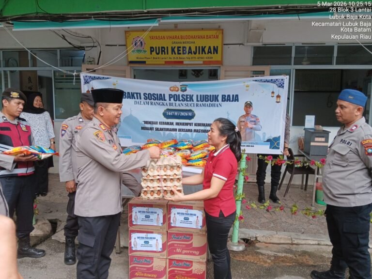 Polsek Lubuk Baja dan Polsek Sagulung Gelar Bakti Sosial dan Pembagian Takjil Ramadhan untuk Masyarakat