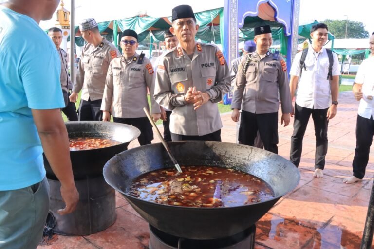 Menjelang Khanduri Ramadhan 1447 H di Mesjid Raya Baiturrahman Kapolda Aceh Berbaur dengan Masyarakat Masak Kuah Beulangong
