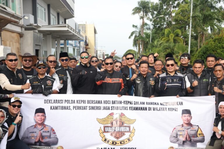 ​KAPOLDA KEPRI BERSAMA HDCI BATAM–KEPRI BAGIKAN HELM DAN TAKJIL KEPADA PENGENDARA MOTOR