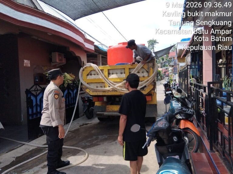 Polsek Batu Ampar Amankan Pendistribusian Air Bersih Hari Ke-46 untuk Warga Terdampak Gangguan Air