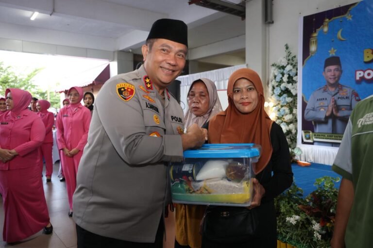 PERERAT SILATURAHMI DI BULAN SUCI, KAPOLDA KEPRI GELAR SAFARI RAMADHAN DAN SAPA PEKERJA PELABUHAN PUNGGUR