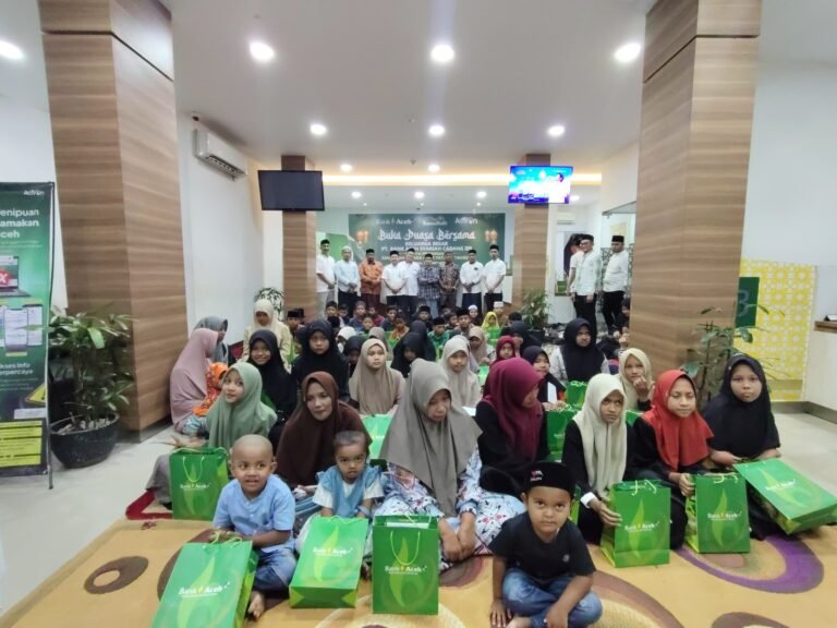 Berbagi Kebaikan Dibulan Ramdhan Keluarga Besar Bank Aceh Syariah Idi Rayeuk Bagi Takjil dan Wakaf Al-Qur’an Serta Santunan Anak Yatim