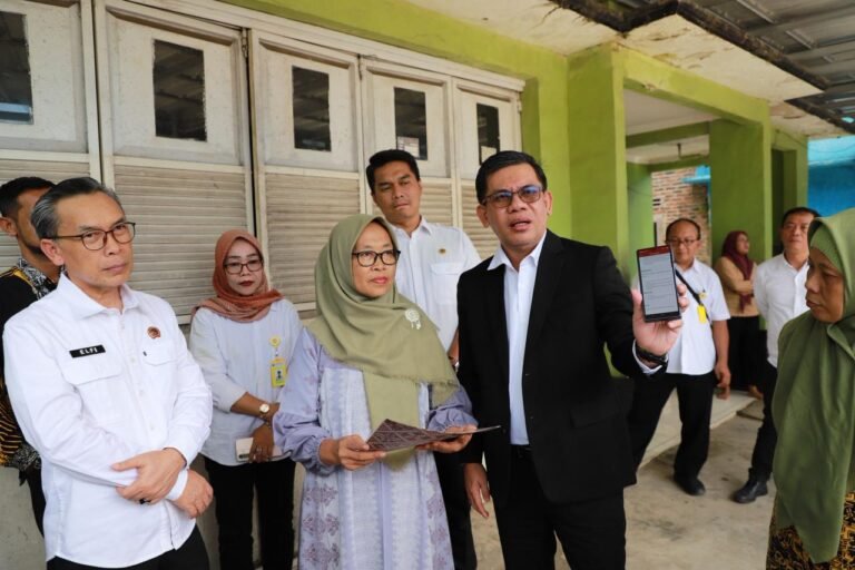 Kakanwil BPN Banten Saksikan Penyerahan Sertipikat PTSL Secara Door to Door di Kabupaten Serang