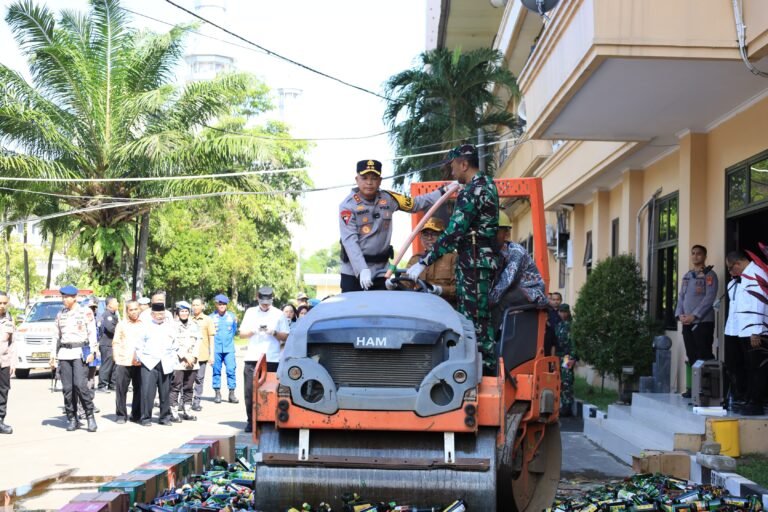 Polda Banten Musnahkan 7.733 Botol Miras Jelang Idul Fitri 1447 Hijriah.